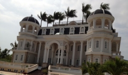 Cha con đại gia lừa nghìn tỉ xây lâu đài nguy nga